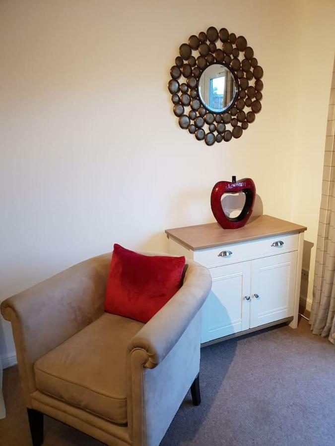 Chic Flat At Hairmyres Hospital & Train Station Lägenhet East Kilbride Exteriör bild